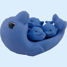 КУРНОСИКИ ИГРУШКА Д/ВАННЫ ДРУЖНАЯ СЕМЕЙКА ДЕЛЬФИНОВ /АРТ.25075/
